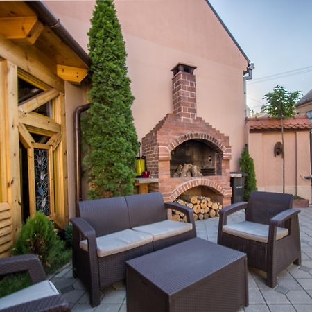 Noblesse Boutique Resort Sibiu Extérieur photo The courtyard of the restaurant