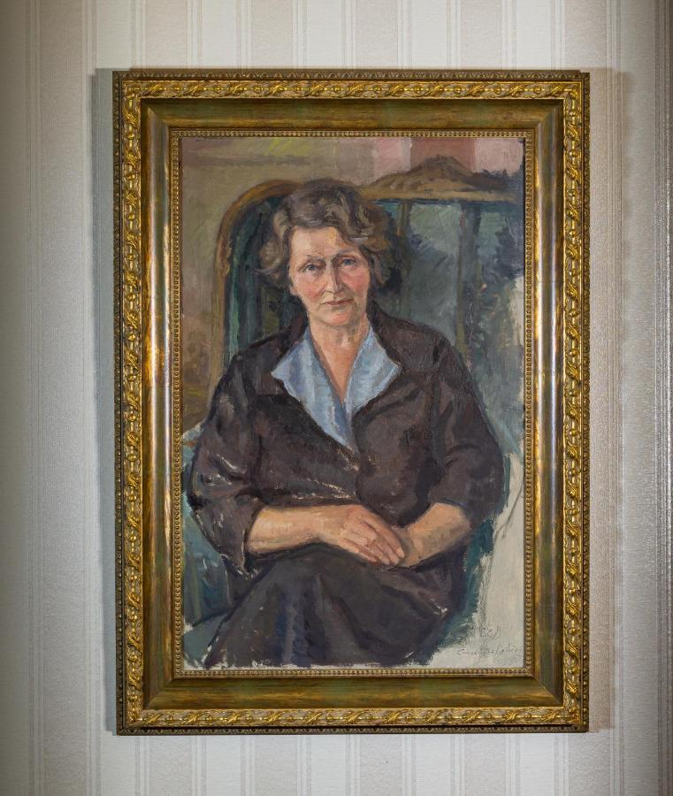 Noblesse Boutique Resort Sibiu Extérieur photo Portrait of a Lady