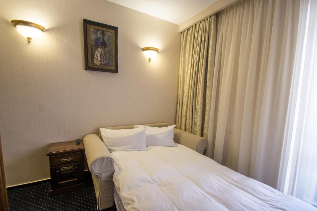 Noblesse Boutique Resort Sibiu Extérieur photo A sofa bed