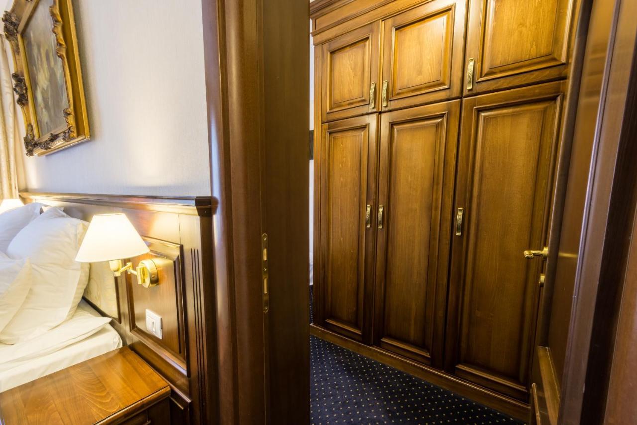 Noblesse Boutique Resort Sibiu Extérieur photo A wardrobe