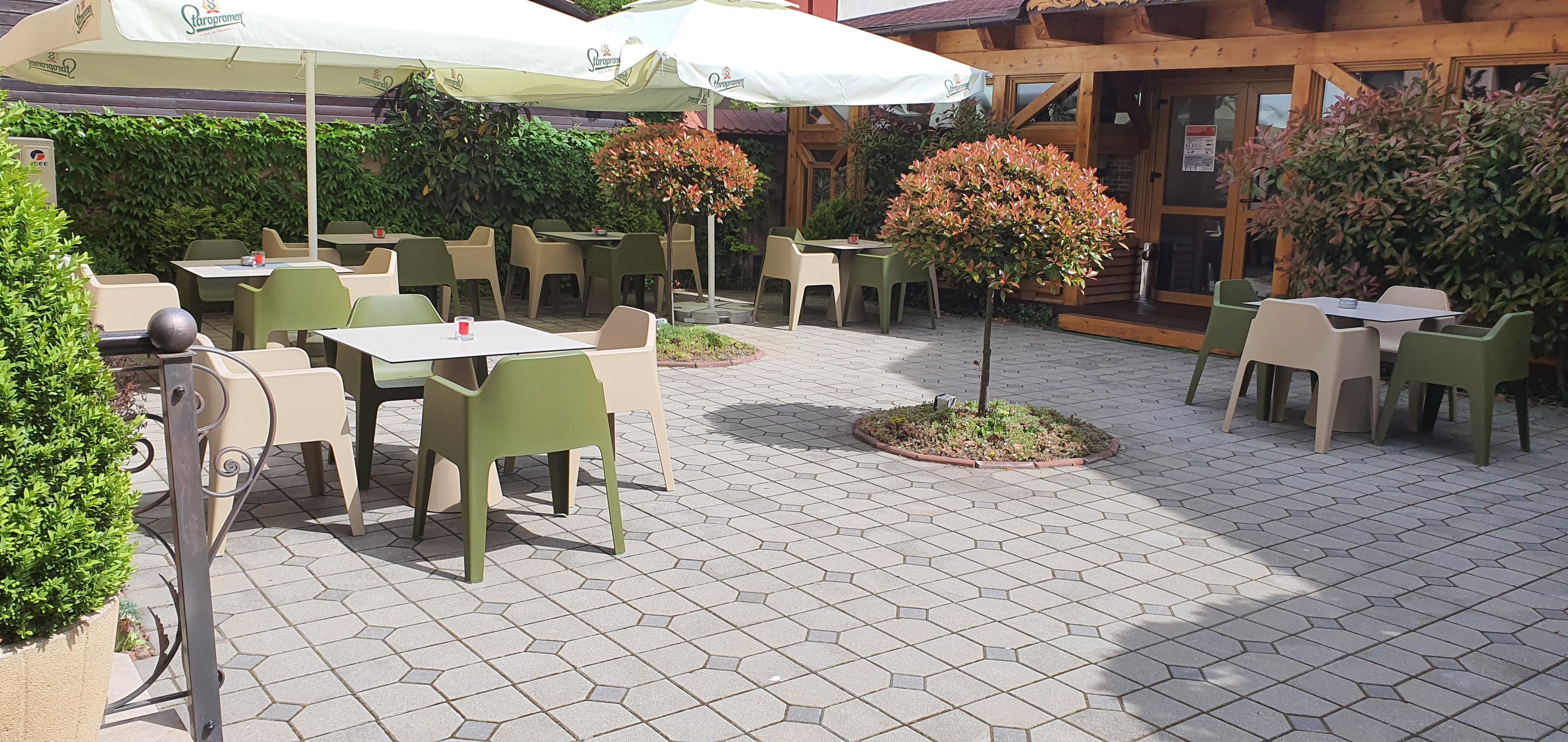 Noblesse Boutique Resort Sibiu Extérieur photo A patio with a paving pattern