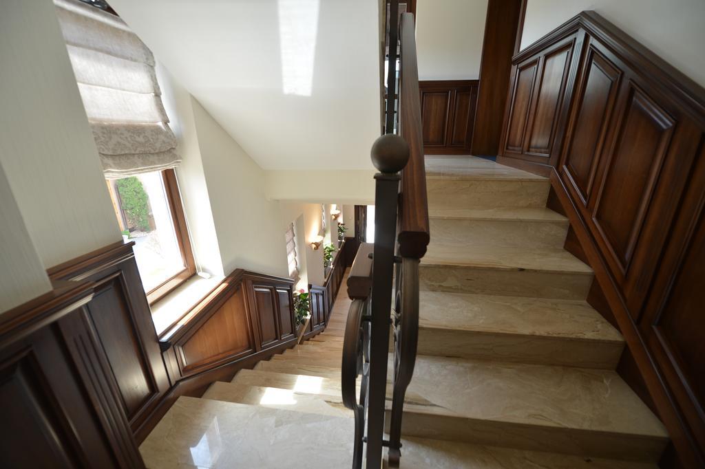Noblesse Boutique Resort Sibiu Extérieur photo A staircase in a private home