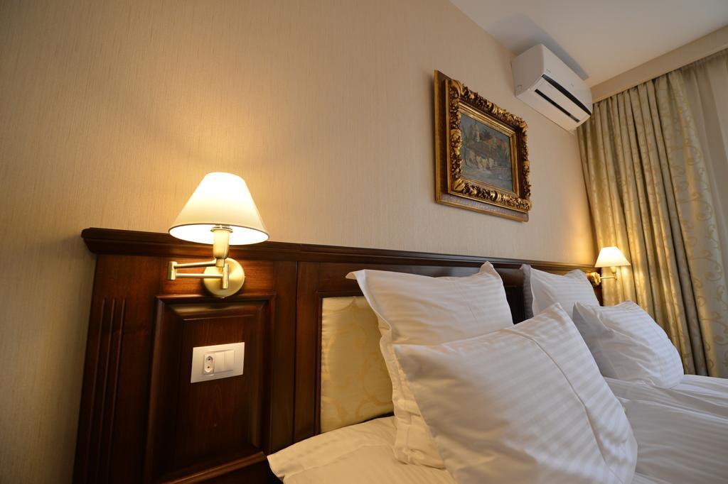 Noblesse Boutique Resort Sibiu Extérieur photo A room at the hotel