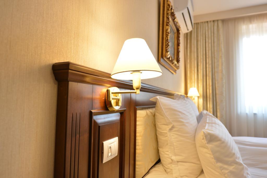 Noblesse Boutique Resort Sibiu Extérieur photo Wall-mounted bedside lights