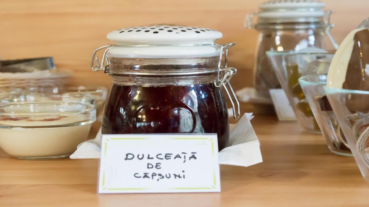Noblesse Boutique Resort Sibiu Extérieur photo A jar of capsună